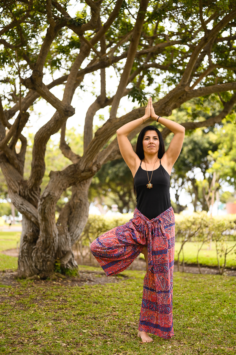 Profesora Cynthia qwistgaard en práctica personal de Yoga de la escuela aguaclara yoga escuela de yoga meditación y mindfulness online y presencial