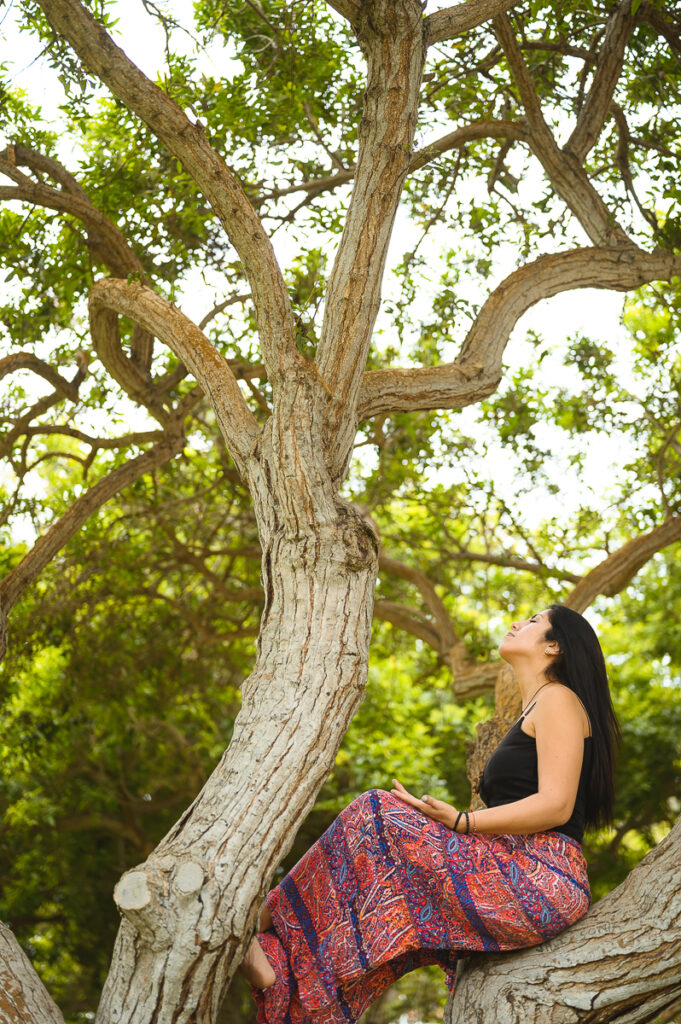 Profesora Cynthia qwistgaard en práctica personal de Yoga de la escuela aguaclara yoga escuela de yoga meditación y mindfulness online y presencial