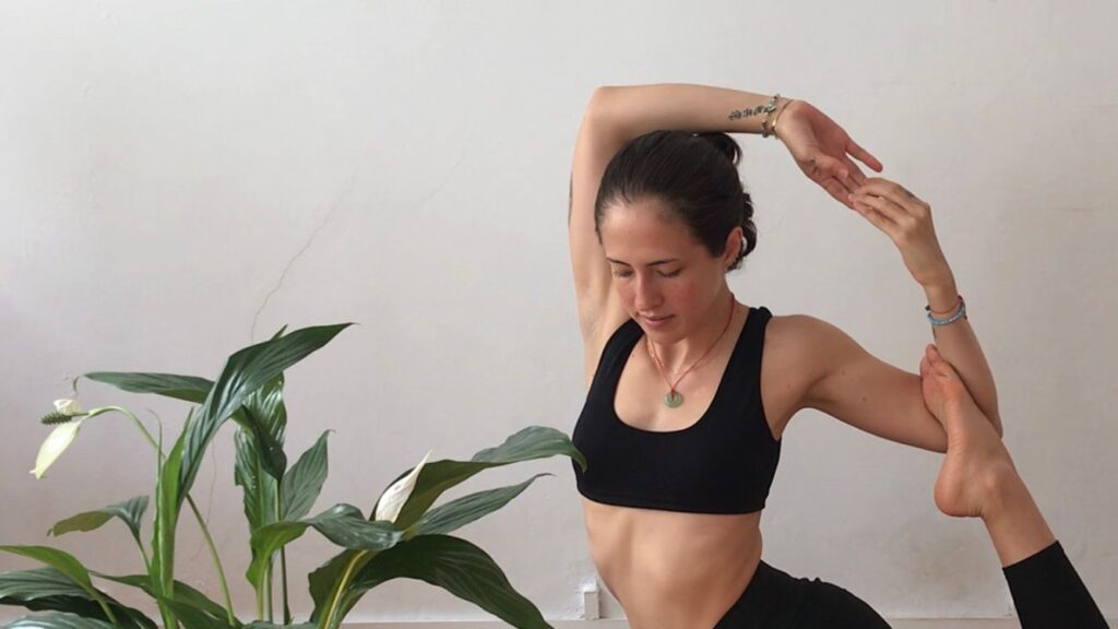 Maria Fernanda Qwistgaard profesora de Yoga en Aguaclara escuela de yoga y meditación online