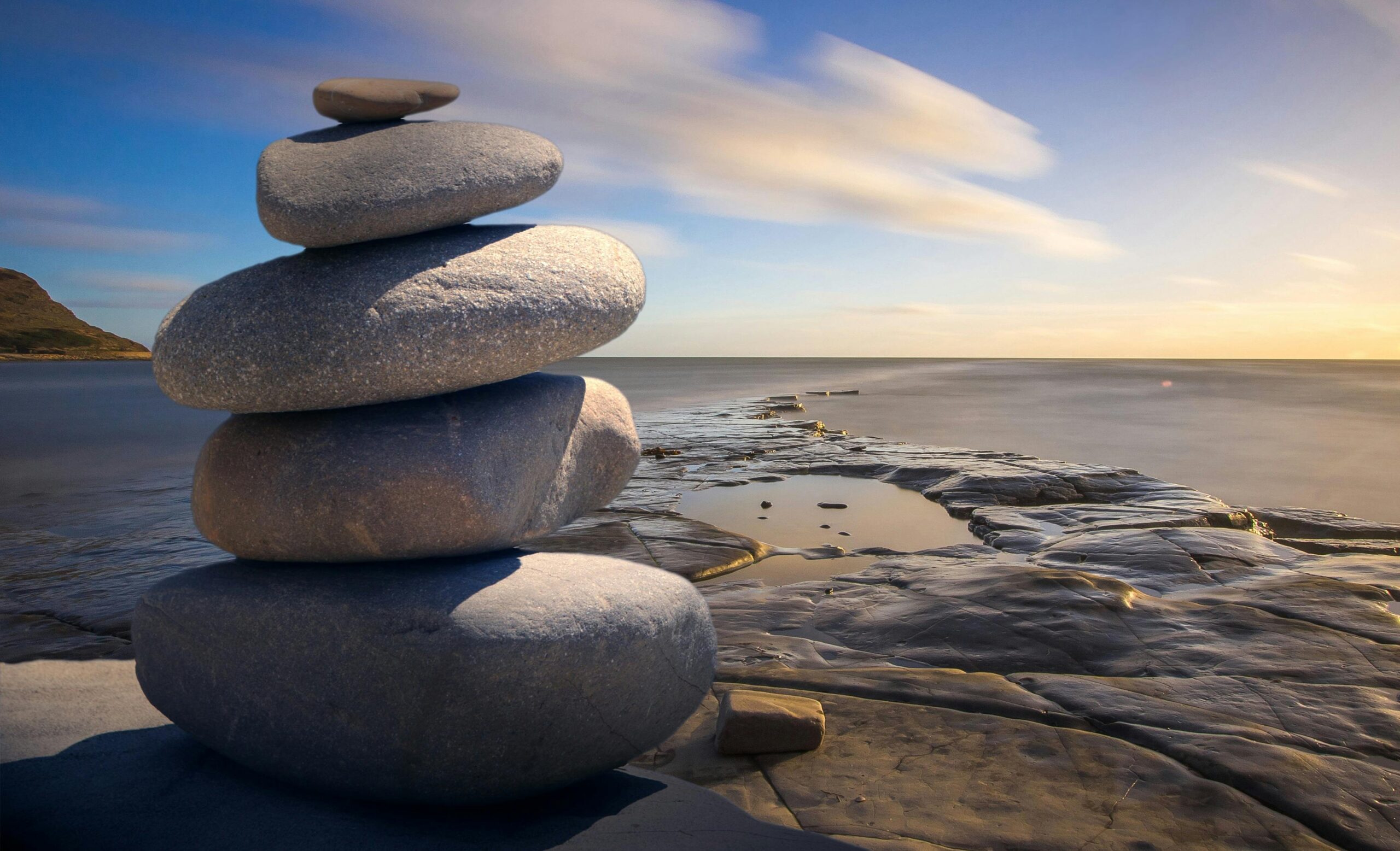 Agua clara Yoga y Meditación Mindfulness clases online y presenciales imagen de rocas en el mar Zen